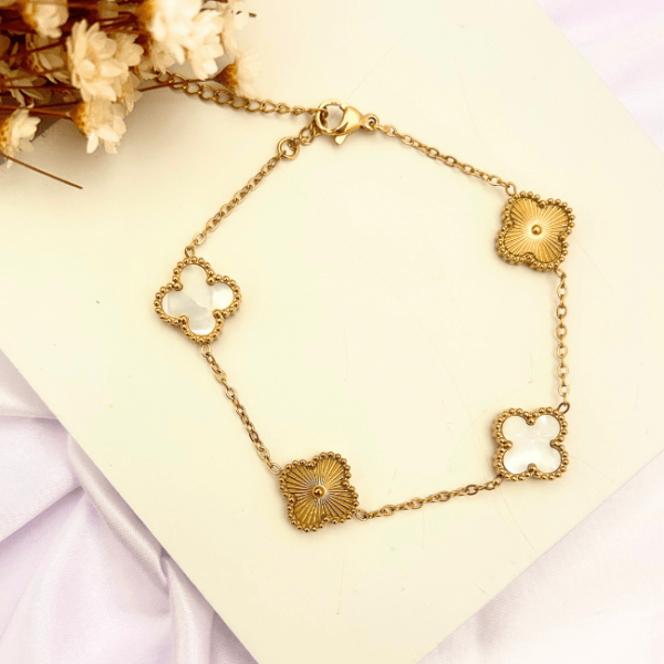 Pulseira Trevo Dourada em Aço Inoxidável com Madrepérola