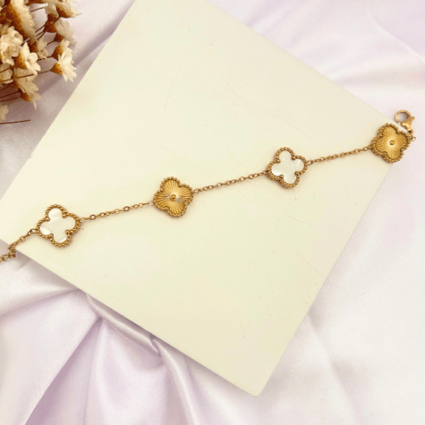 Pulseira Trevo Dourada em Aço Inoxidável com Madrepérola - Image 3