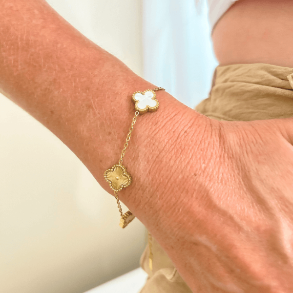 Pulseira Trevo Dourada em Aço Inoxidável com Madrepérola - Image 2